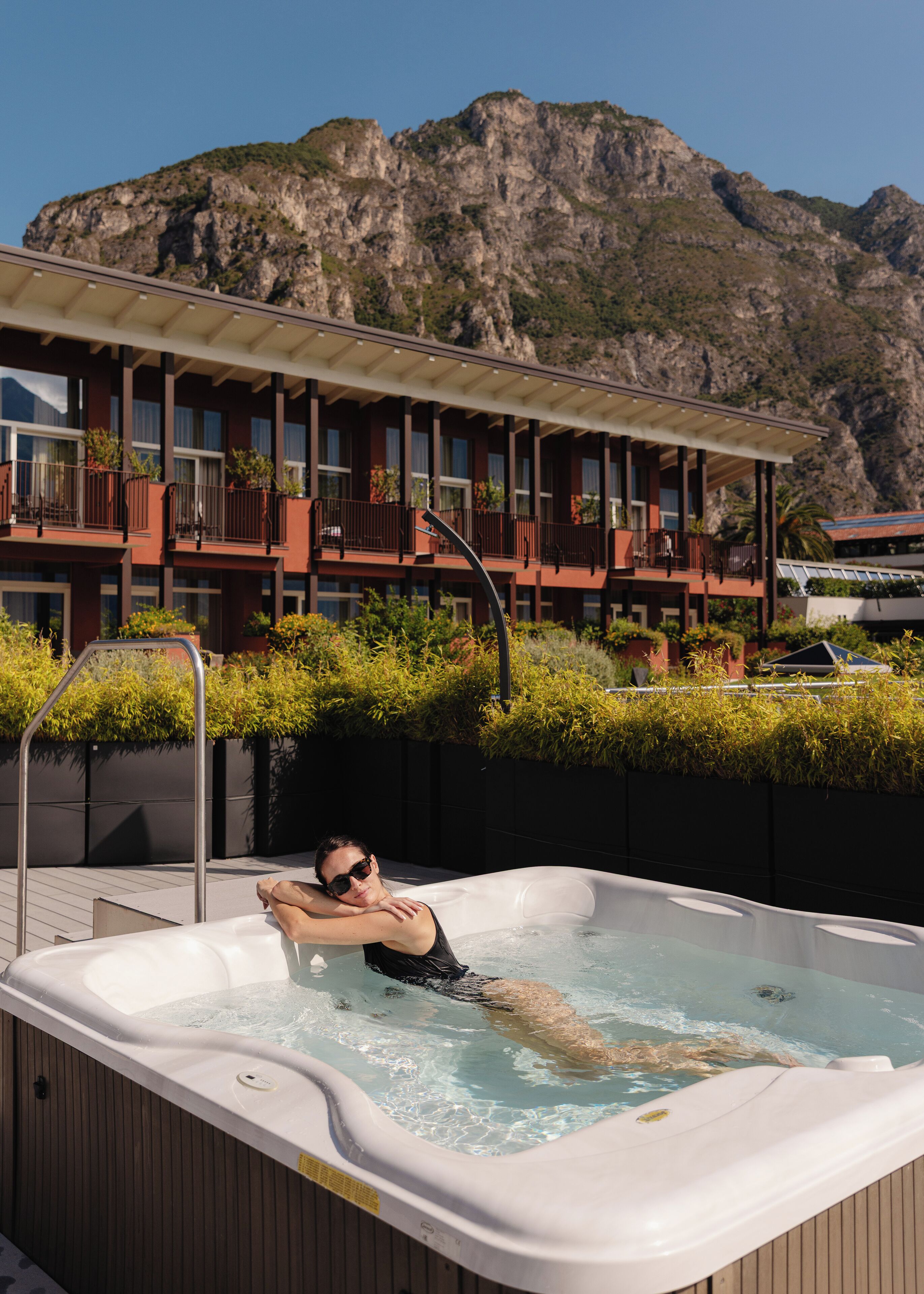 Innendørsbasseng,utendørsbasseng, bassengparasoller og solsenger