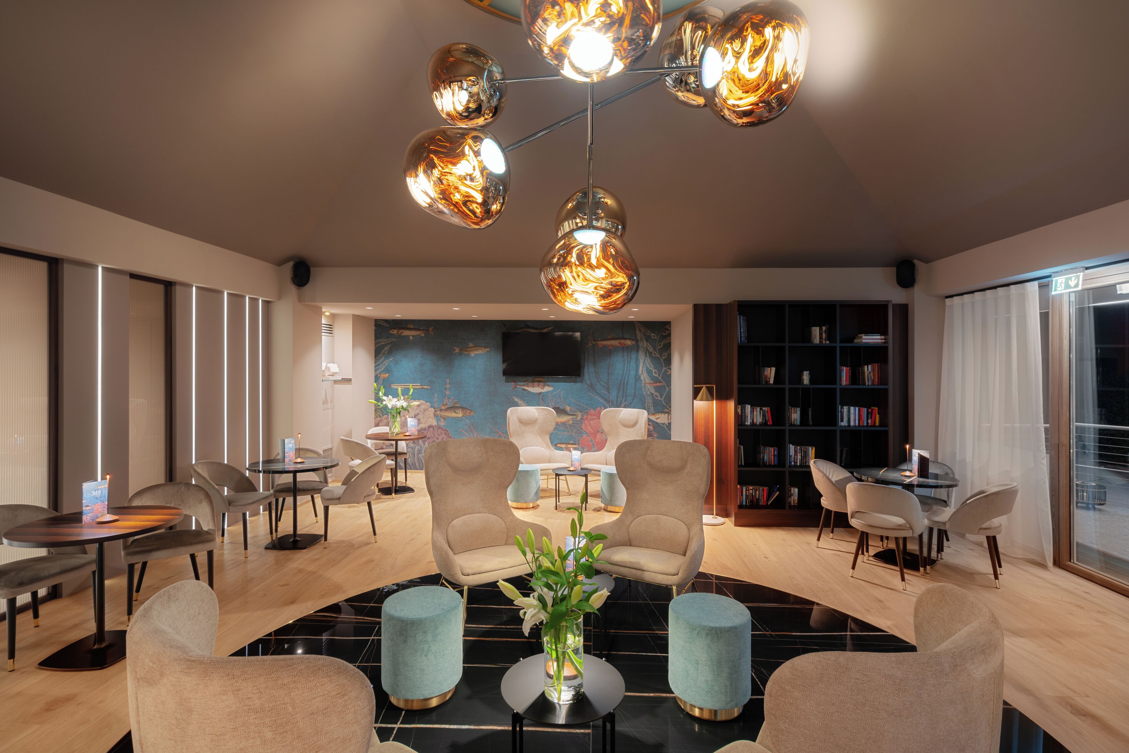 2 bars/lounges, poolside bar