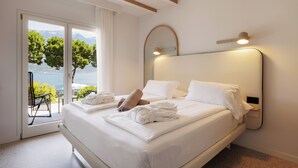 Superior Room, Lake View, Balcony or Terrace | Minibar, caja de seguridad en la habitación y escritorio
