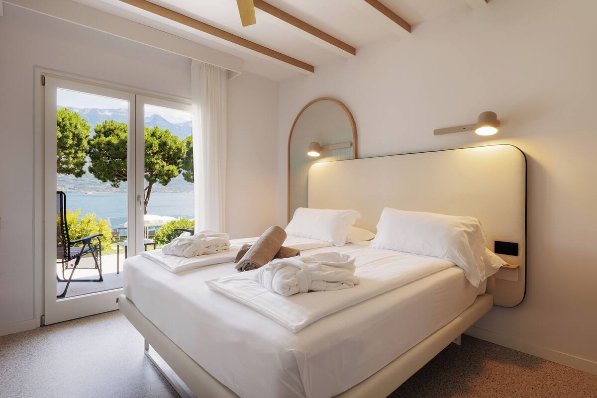 Superior Room, Lake View, Balcony or Terrace | Minibar, in-room safe, desk, laptop workspace