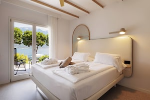 Superior Room, Lake View, Balcony or Terrace | Minibar, in-room safe, desk, laptop workspace