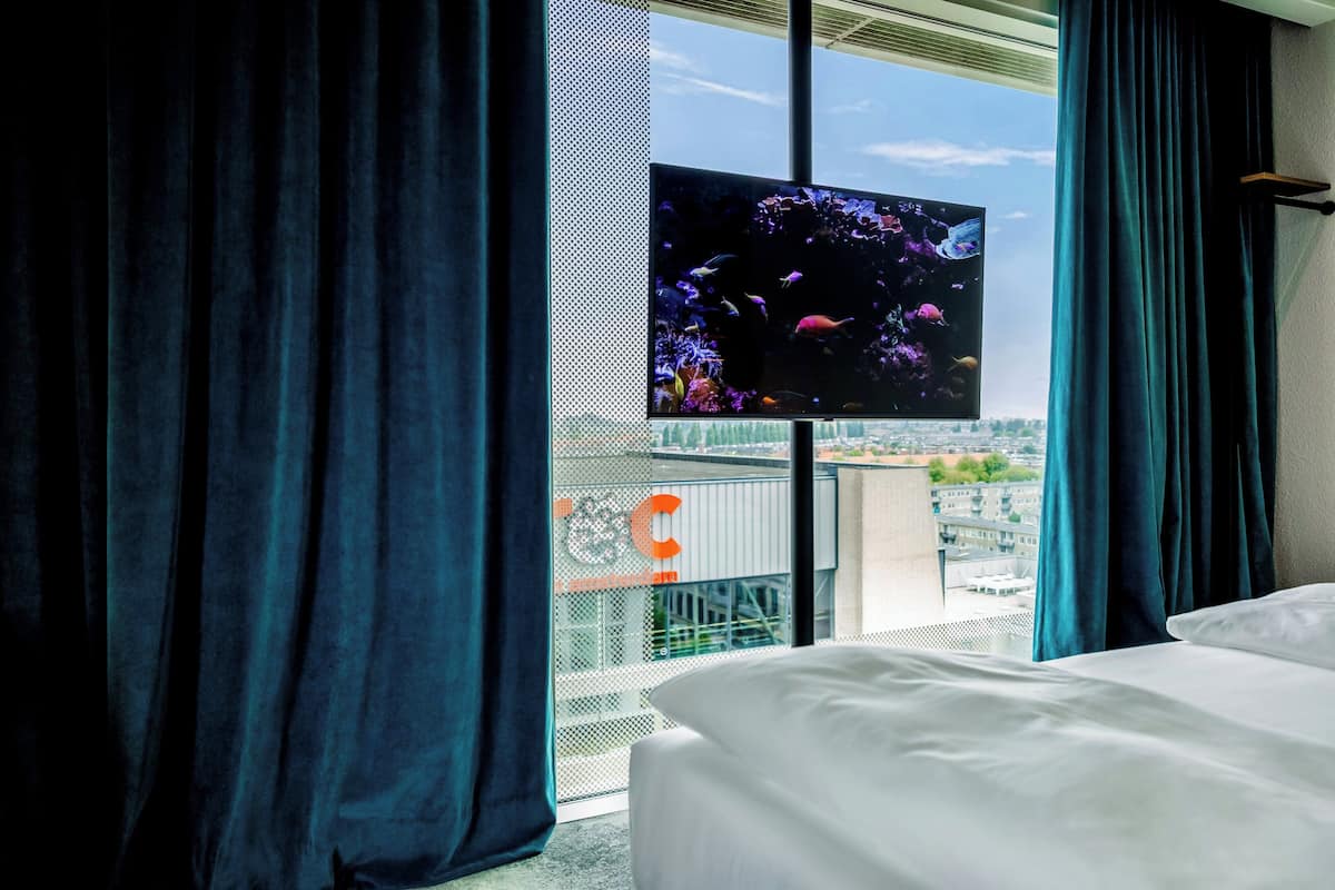 Room (Special One, View) | Egyptian cotton sheets, desk, blackout drapes, soundproofing