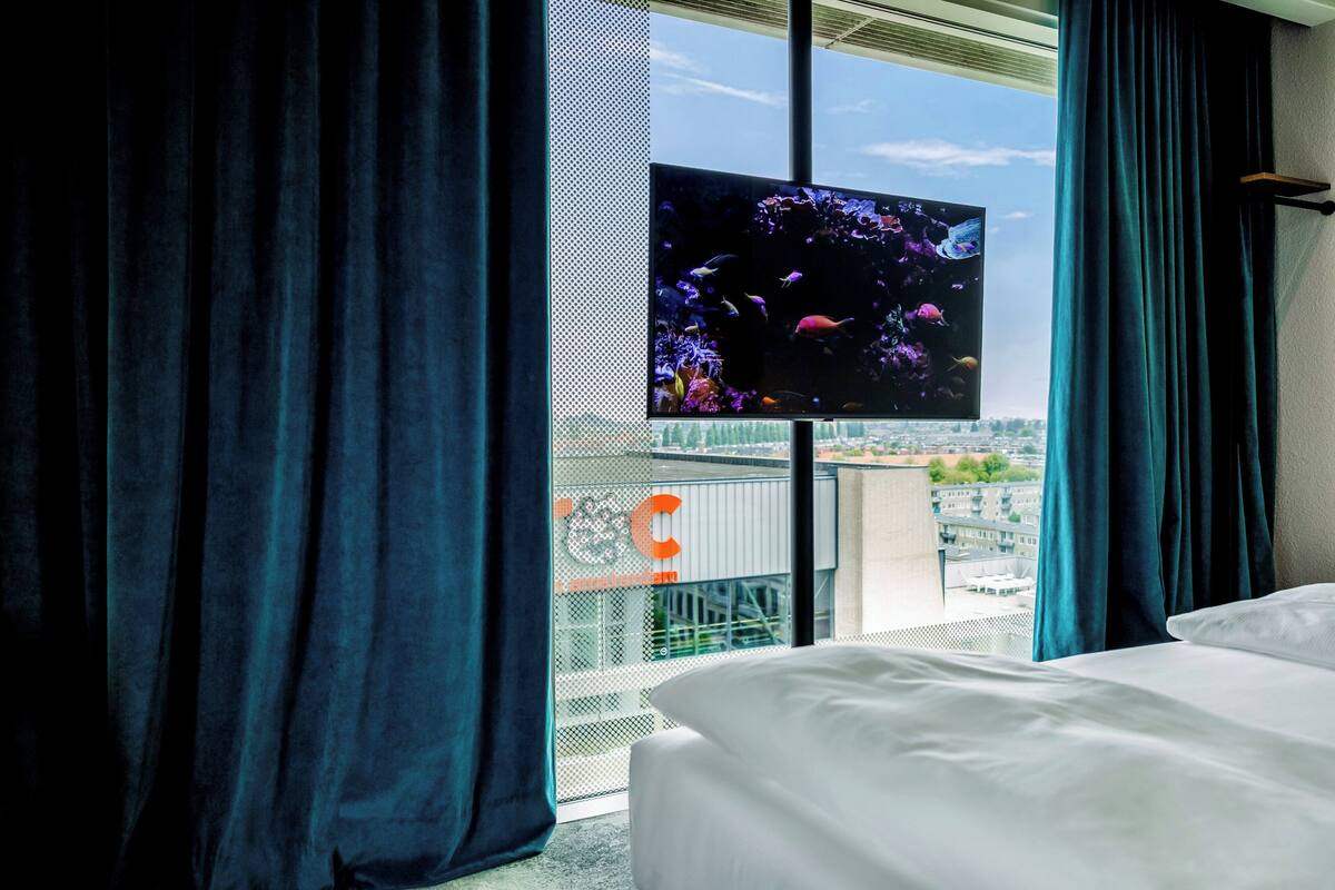 Room (Special One, View) | Egyptian cotton sheets, desk, blackout drapes, soundproofing