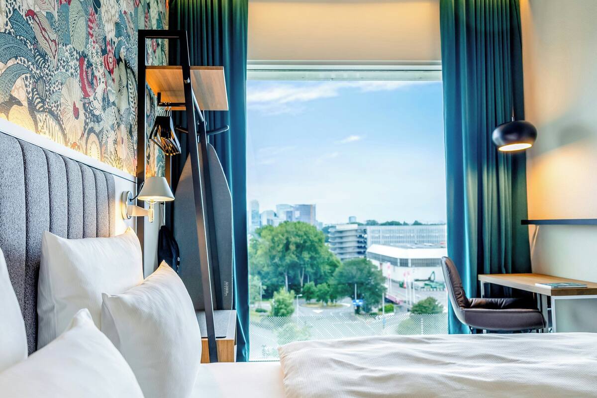 Room (The One, View) | Egyptian cotton sheets, desk, blackout drapes, soundproofing