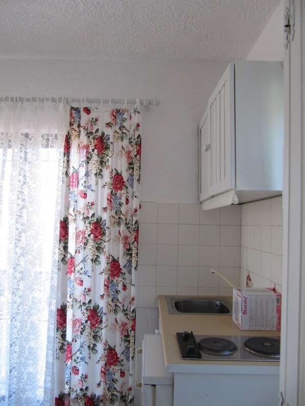 Frigobar, cafetera expreso, cafetera/tetera, tetera/pava eléctrica