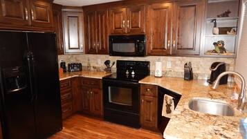 House, 2 Bedrooms | Private kitchen | Fridge, microwave, stovetop, dishwasher