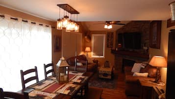 House, 2 Bedrooms | Makan dalam bilik