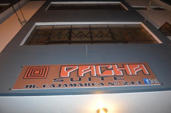A hotel sign with the name "Pachita Suite" and address "Jr. Cajamarca No 243". - Pacha Suite (Puno)