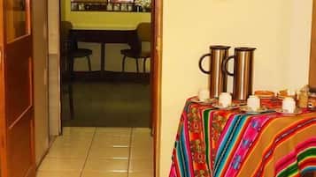 Desayuno buffet (USD 6 por persona)