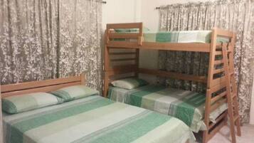 Chambre Familiale | Ameublement personnalisé, espace de travail pour ordinateur portable