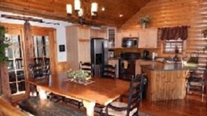 Un interior rústico de madera con comedor, cocina y una zona de estar acogedora.