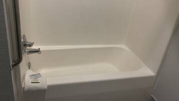Kamar Standar, 1 Tempat Tidur King, akses difabel, Bebas Asap Rokok | Kamar mandi | Kombinasi shower/bathtub dan perlengkapan mandi gratis