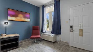 Quarto standard, 1 cama King, para não fumantes | Cofres nos quartos, ferros/tábuas de passar roupa, Wi-Fi de cortesia
