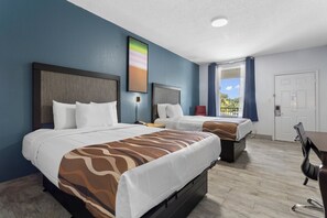 Caja de seguridad en la habitación y tabla de planchar con plancha