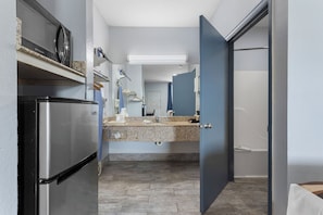 1 bedroom, in-room safe, iron/ironing board, free WiFi
