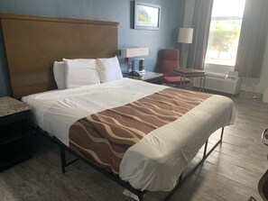 Standard Room, 1 King Bed, Accessible, Non Smoking | 1 bedroom, in-room safe, iron/ironing board, free WiFi