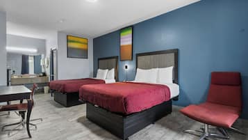 Standard Room, 2 Queen Beds Smoking | Brankas, setrika/meja setrika, Wi-Fi gratis, dan seprai linen