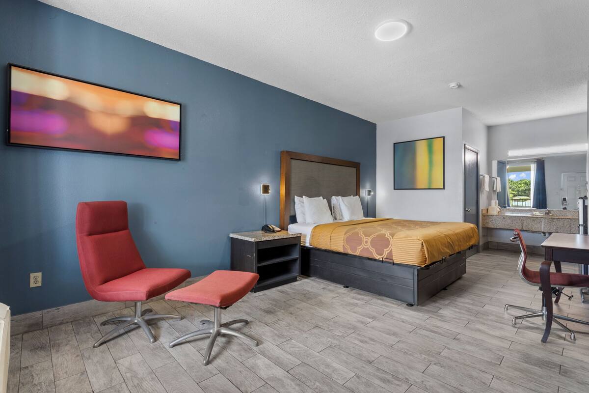 Standard Room, 1 King Bed, Smoking, Hot Tub | 1 bedroom, in-room safe, iron/ironing board, free WiFi