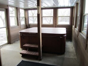 Indoor spa tub