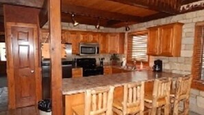 Private kitchen - Moose Tracks Lodge (Galena)