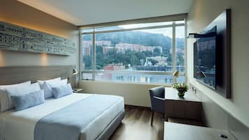 Dobbeltrom | Sengetøy av topp kvalitet, minibar, safe på rommet og skrivebord