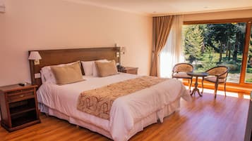 Kahden hengen superior-huone | Ylelliset vuodevaatteet, minibaari, tallelokero huoneessa, työpöytä