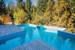 Una piscina techada, una piscina al aire libre