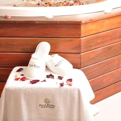 Couples treatment room(s), sauna, hot tub, steam room