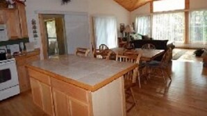 House, 3 Bedrooms (with Sofa Bed) | In-room dining