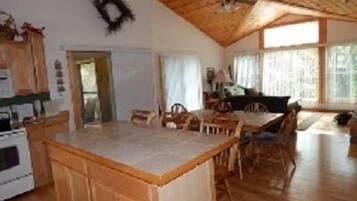 House, 3 Bedrooms (with Sofa Bed) | In-room dining