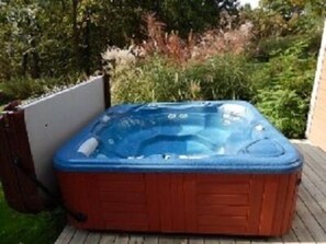 Outdoor spa tub - Northstar House (Galena)