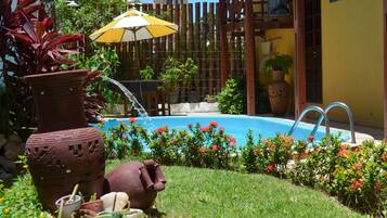 Quarto casal ou duplo básico | Vista para o jardim