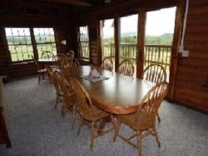 Casa, 4 habitaciones | Servicio de comidas en la habitación