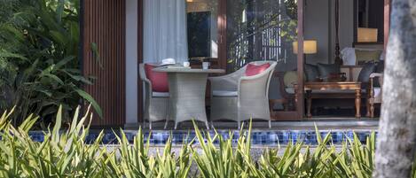 Una habitación bien iluminada con un gran ventanal, una mesa de comedor con sillas y vistas al exterior.