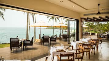 3 restaurantes, se sirven desayunos, comidas, cenas y cocina italiana