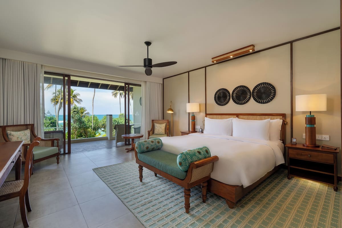 Habitación doble, vistas al mar | Ropa de cama de alta calidad, minibar, caja fuerte y escritorio