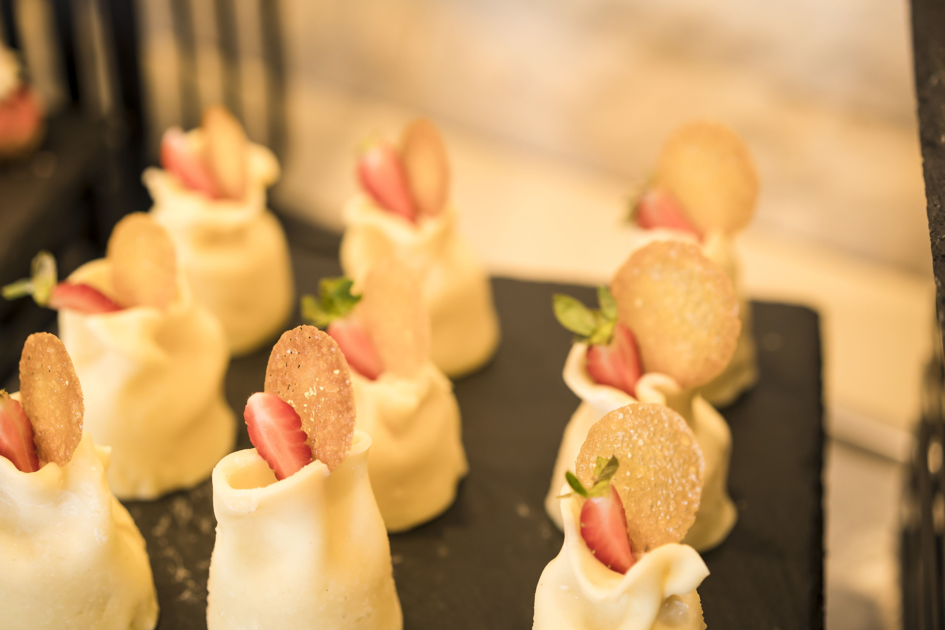 Een presentatie van desserts met verschillende zoete lekkernijen.