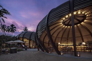 3 restaurants; breakfast, lunch, and dinner served