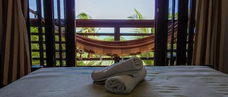 Cortinas blackout, wifi gratis y ropa de cama