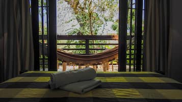Cortinas blackout, wifi gratis y ropa de cama