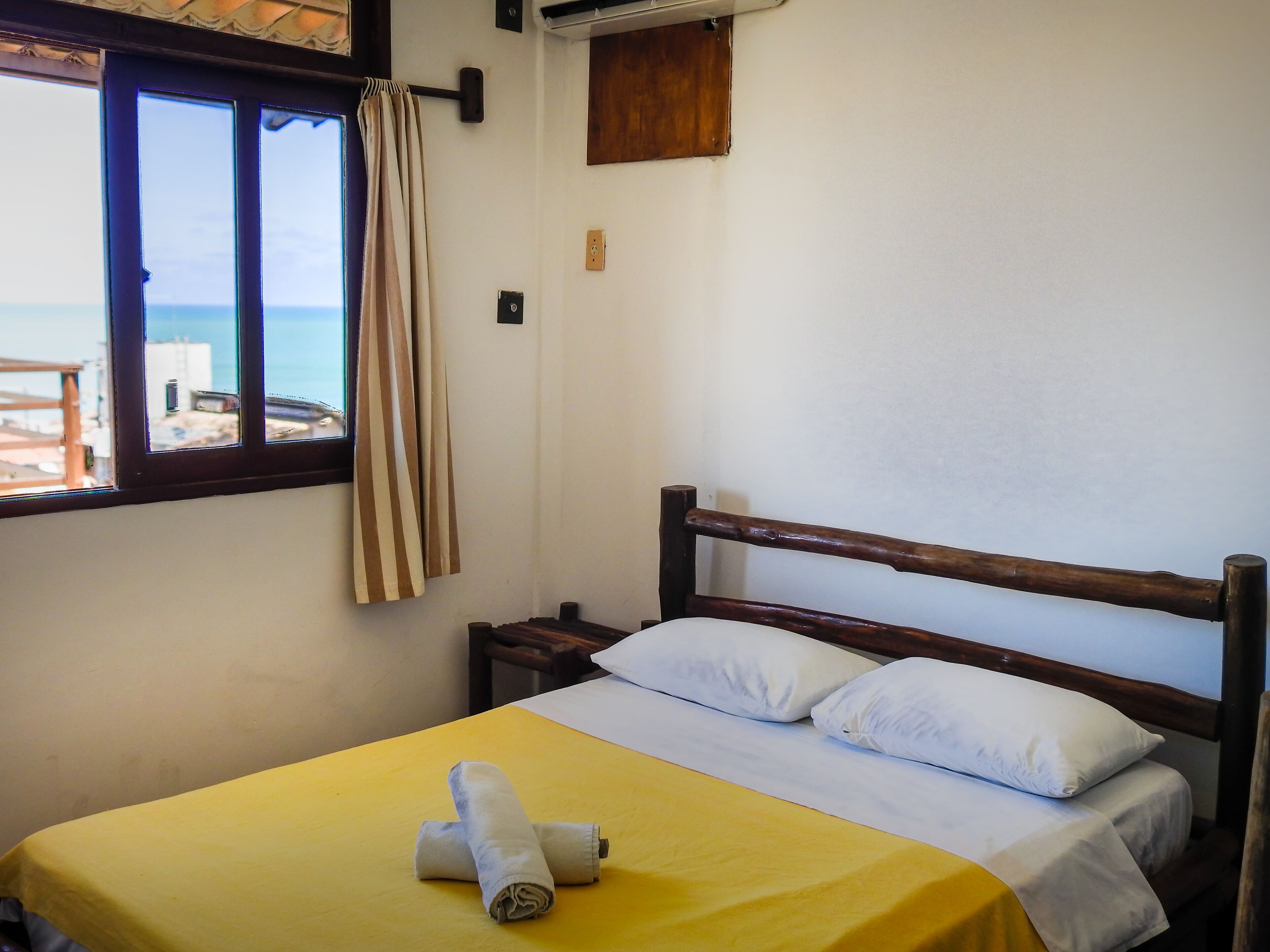 Cortinas blackout, wifi gratis y ropa de cama 