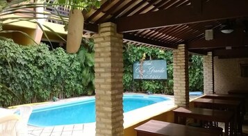 Piscina externa, guarda-sóis, espreguiçadeiras
