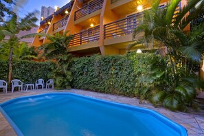 Outdoor pool, pool umbrellas, pool loungers - Apart Hotel Casa Grande (Natal)