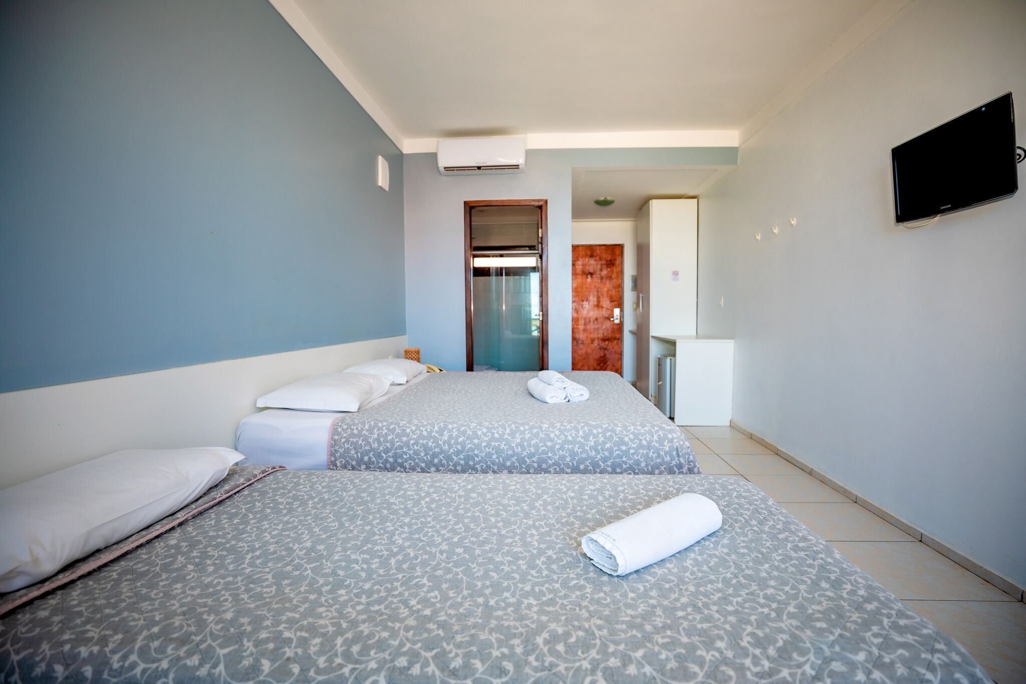 standard quadruple room | minibar, desk, blackout curtains, bed sheets