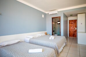 Minibar, escritorio, cortinas blackout y ropa de cama 