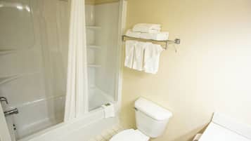 Un baño con bañera, inodoro y toallero.