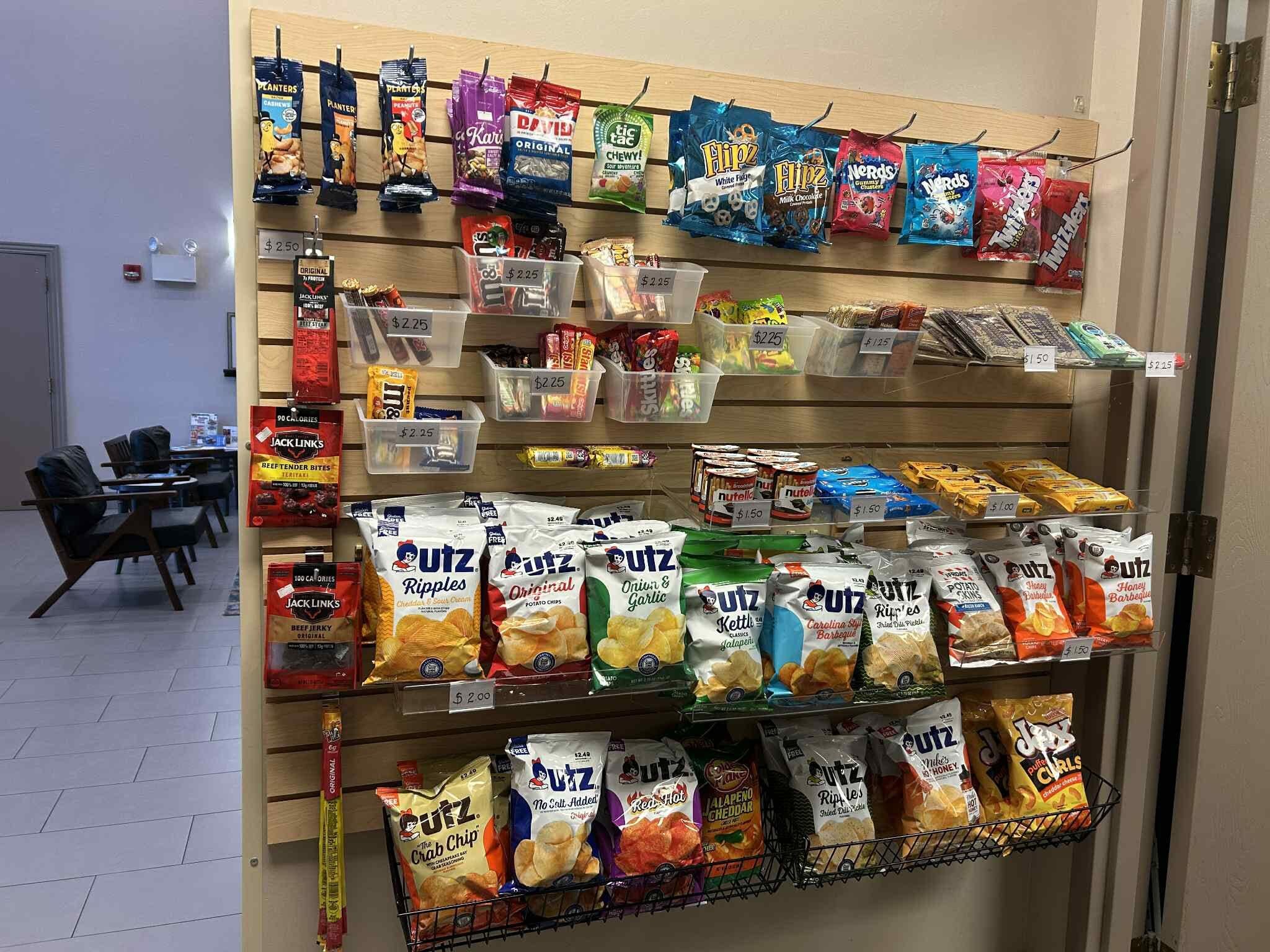 Ett utbud av snacks från olika märken, med varierande priser.
