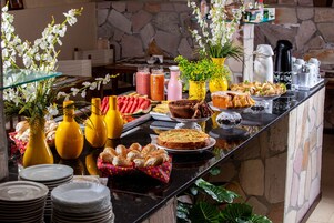 Café da manhã com buffet grátis todos os dias