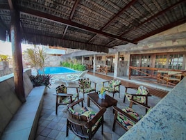 Una piscina al aire libre, tumbonas