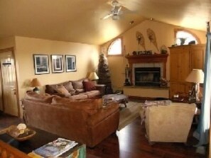 Casa, 5 habitaciones (with Sofa Bed) | Área de sala de estar | Televisión de pantalla plana, chimenea y reproductor de DVD 
